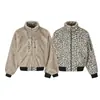 Casaco de algodão Magic Bear com estampa de leopardo de inverno, apresentando um design com estampa de montanha, gola de pele sintética e uma camada externa reversível com forro de fleece, em um estilo retrô americano e levemente asiático