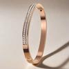 Pulsera de alta calidad para mujer estilo ins tarjeta de mujer nicho joyería de acero inoxidable sin desvanecimiento incrustada con diamantes venta al por mayor