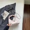 2026 Nuevo Modelo Bolsa Suave y Ligera de Puntos Ola de Nube para Mujer, Estilo Coreano Nicho de Alto Valor Casual Simple Bolso de Hombro o Axila