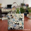 Bolso nuevo de estilo étnico, con tela color arena y bordado, un diseño fresco y casual, con bordado de hilo dorado a doble cara, una bolsa pequeña de tela y una bolsa estilo Hanfu