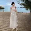 Vestido Largo Blanco sin Tirantes Estilo Francés, Vestido con Ambiente de Viaje a Sanya, Diseño de Nicho con Abertura, Vestido Largo de Playa