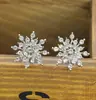 Pendientes de Copo de Nieve de Invierno Incrustados de Diamantes Transfronterizos Europeos y Americanos Lujo Accesible Moda de Alta Gama Pendientes de Moda Creativos con Perlas Pendientes para Mujer