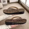 Chinelos para Uso Externo Feminino Verão Novo Ins Chinelos com Estampa de Leopardo Europeus e Americanos Moda Celebridade da Internet Sandálias com Salto Plataforma Antiderrapantes