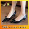 Verano 2025 Nuevo Estilo Elegantes Tacones de Aguja Zapatos de Salón Estilo Hada Zapatos de Salón Individuales Franceses Punta Fina Moño Rojo Sandalias de Punta Cerrada