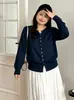 Blusa casual versátil de malha para mulheres plus size, gola redonda, abertura parcial no peito, estilo outono 2026, manga longa