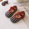 2026 nuevos zapatos de cuadros estilo coreano para niños de suela blanda, diseño de punta poco profunda, zapatos de tela transpirable para bebés, nueva colección de otoño