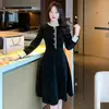 Vestido Retro Francês de Veludo Dourado Feminino Outono 2026 Novo Emagrecedor Elegante Manga Longa Estilo Hepburn Saia Evasê