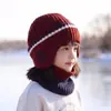 Gorro de Protección para Oídos Infantil Otoño e Invierno Aterciopelado Engrosado Lana Unisex Estudiantes de Primaria Tejido de Copos de Nieve Gorro con Bufanda Set de Dos Piezas