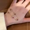Pulsera Retro de Flor de Circonia Bañada en Oro Real de 18K, Sensación de Lujo Ligero y Alta Gama, Joyería de Mano Moderna y Sencilla para Mujeres