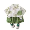 Traje de Verano 2025 para Niños, Estilo Inglés, Cuello Redondo, Rayas Verticales, Traje de Manga Corta de Moda para Bebé Niño