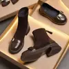 Botas Martin femininas estilosas em estilo britânico, nova coleção outono/inverno 2026, forradas com fleece, solado grosso, botas Chelsea de cano curto justas