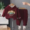 26 novos looks estilosos e descolados de outono e inverno para bebês, conjunto de duas peças com capuz e mangas compridas com estampa de letras, conjunto de inverno de duas peças para bebês meninos
