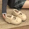 Zapatos de plataforma estilo retro Birkenstock de algodón para mujer, nueva colección otoño/invierno 2026, con suela gruesa para mayor altura, calidez y estilo Mary Jane francés con detalles mullidos.