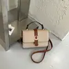 El color-blocking de estilo coreano está de moda este año, con un bolso cuadrado pequeño retro, transfronterizo, a la moda para 2026, texturizado y único que se puede llevar cruzado, en la mano o en el hombro.
