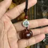 Cosas Buenas Suceden Palo de Rosa Caqui Cacahuete Llavero de Coche Colgante Creativo Paz y Buena Suerte Adorno Colgante Retro para Pareja