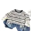 Camiseta de manga larga para niño, nueva colección de otoño 2026, top a rayas de corte holgado para niños, estilo de dos piezas, camiseta interior para bebé, ropa para niños