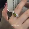 Exquisito Anillo de Zirconia Verde Esmeralda para Mujer, Diseño Geométrico Irregular, Elegante y con Estilo, Anillo Abierto Ajustable para el Dedo Índice