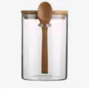 Pote de Vidro para Temperos de Cozinha Atacado com Colher de Madeira Pote para Armazenamento de Grãos de Café Pote de Vidro Redondo Selado com Tampa de Bambu e Colher Pendurada