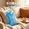 Bolsa de água quente com pontos de relevo, especificamente projetada para proteção do pescoço, aquecedor de mãos e para compressa quente no estômago, pescoço e coluna lombar