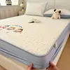 Nuevo Modelo 2026 Protector de Colchón Acolchado de Tela Arrugada Bordada con Toalla para Dormitorio de Estudiantes Cama Individual, Protección Antideslizante de Cobertura Total para Colchón