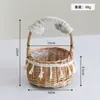 Cesta de mimbre hecha a mano con borlas, perfecta para arreglos florales, popular entre las floristerías, ideal para exhibiciones florales navideñas y una encantadora cesta de regalo