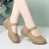 Um par de sapatos casuais leves com tiras de velcro, estilo Mary Jane macio, com sola macia, sapatos de couro confortáveis para mulheres de meia-idade e idosas