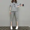 Conjunto Feminino Europeu e Americano Verão 2026 Moda Solta Manga Curta com Calça Cropped, Conjunto Casual e Jovem de Duas Peças Atacado