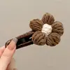 Color café con leche clip de pico de pato floral pasador grande para recogido en la nuca, accesorio de pelo de felpa nuevo de otoño e invierno 2026 para mujer