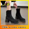 Botas Curtas de Plataforma Impermeáveis com Solado Grosso de Camurça 2026 Outono Novo Estilo Moda Versátil Elásticas Emagrecedoras Salto Alto Botas Martin