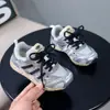 Tênis Esportivo Infantil 2026 Novidades Primavera/Verão Sapatos Casuais Versáteis para Meninas Solado Macio Tênis de Corrida Respirável para Crianças Médias e Grandes Tênis de Skate