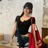 Camiseta Miu com decote em U e manga curta, estilo garota ousada, para mulheres, nova coleção de verão 2026, versátil, slim fit, com botões 26135