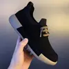 Nueva colección de primavera y otoño para hombre: zapatos casuales de piel suave, tenis versátiles y transpirables, mocasines cómodos sin cordones con suela suave