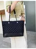 Bolsa Transfronteriza de Gran Capacidad para Mujer Modelo Nuevo 2026 Cadena Acolchada de Alta Calidad Verano Clase Viaje Bolso Tote