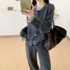 Nueva colección de otoño e invierno: conjunto de dos piezas moderno para mujer con diseño de dos piezas falso, detalles de patchwork, un suéter de botones y pantalones de pierna ancha