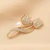 Lujo Ligero Perla Natural Diamante Completo Tulipán Pin de Alta Gama Ropa Fija Corsage Colocación Broche