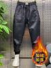 Calças de couro para motociclismo ao ar livre masculinas outono e inverno 2024 para levar para fora, calças skinny de PU quentes, à prova de vento, com forro de fleece