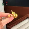 Libro Rojo Pequeño Mismo Estilo Oro Arena Brillante Escama de Dragón CNC Bolsita Colgante Calabaza, Colgante de Calabaza Rompehielo Abrible