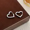 Brincos de Agulha Prata com Design de Coração Doce Cravejado de Diamantes, Requintados e Elegantes, Versáteis para o Dia a Dia, Brincos de Luxo Leve da Moda