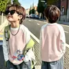 Camiseta básica de manga comprida para meninos, novo estilo primavera e outono 2026, top T-shirt infantil versátil com blocos de cor estilosos para meninos mais velhos