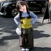 Conjunto de Primavera para Meninas 2026 Novo Estilo Moda Infantil Conjunto de Três Peças com Camisole Color Block em Camadas, Saia e Calça Casual