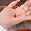 Nuevo Anillo de Calabaza Rojo con Ágata y Incrustaciones de Diamantes Estilo Chino para Mujer Diseño de Nicho Lujo Accesible Gama Alta Exquisito Comida Anillo de Nácar Blanco