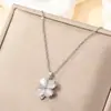 Giratório Girassol Colar Moda Feminina Luz Luxo Girassol Pingente Nicho Design Sense 18K Ouro Titânio Aço Clavícula Cadeia