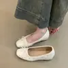 Primer Encuentro con los Zapatos Mary Jane de Estilo Francés para Aumentar la Altura para la Primavera 2026, con Elegantes Remaches, Punta Cuadrada y Corte Bajo, con un Ambiente Refinado
