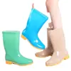 Botas de lluvia de caña media gruesas resistentes al desgaste moda femenina botas de lluvia impermeables forradas de polar zapatos de agua para mujer antideslizantes trabajo zapatos de goma suave botas de agua mujer