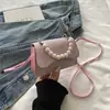 Nova bolsa de noite leve de luxo, bolsa simples com detalhes de pérolas, clutch feminino, adequada para trajes formais e cheongsam, bolsa transversal moderna