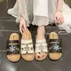 Sandalias Planas de Punta Abierta para Mujer Verano 2025 Nuevo Estilo Coreano Moda con Pedrería Flor de Moda Slip-On Zapatos de Playa para Exteriores