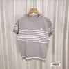 2026 Estilo Coreano Ajuste Delgado Versátil Rayas Tejido Seda de Hielo Verano Mujer Holgado Adelgazante Bordado Top Corto Camiseta de Moda