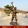 Escultura de bombero de imitación cobre de FRP Escultura temática de Gran Fuego figura de bombero combatiendo el fuego Decoración de parque