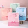 Bolsa de Presente Estilo Ins de Aparência Sofisticada Bolsa Carteiro Sacola de Lembrança Bolsa de Papelão Branco Design de Luxo Acessível Bolsa para Embalagem de Presente de Aniversário