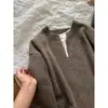 Visual em camadas com um suéter de tricô two-piece estilo americano com decote V e blocos de cor para homens, um suéter de outono simples e de caimento solto adequado para casais